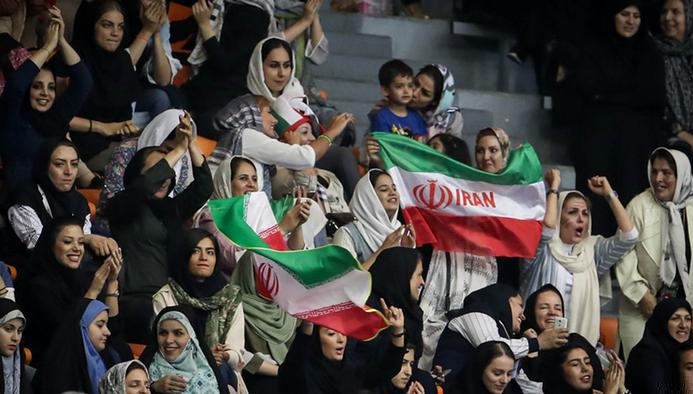 زنان در استادیوم آزادی