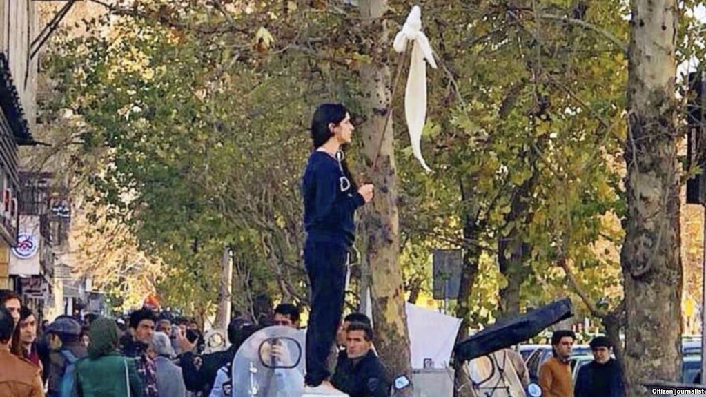 «دختر خیابان انقلاب»