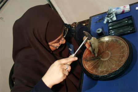 تحقیقات و پژوهش‌های زیادی به بحث اشتغال زنان پرداخته‌اند. نیروی کار زنان و مشارکت آن‌ها در فعالیت‌های اقتصادی، یکی از شاخص‌های توسعه محسوب می‌شود. تحقیقات نشان می‌دهند که میزان مشارکت زنان ایران در فعالیت‌های اقتصادی و تولیدی در پانزده سال گذشته کاهش یافته است.