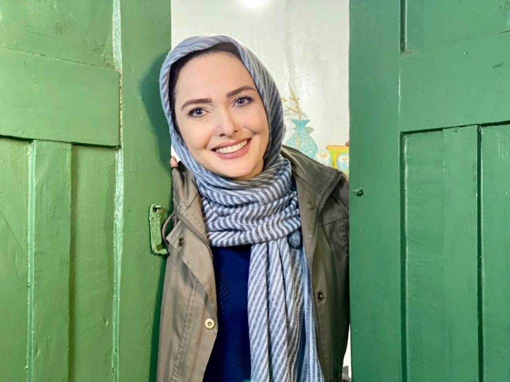 زهرا دادرس به عنوان یک مادر در دوران بازجویی مورد تحقیر و تهدید به دستگیری فرزندانش قرار گرفت. به او می‌گفتند که فرزندش را می‌کنند تو گونی یا او در اتاق کناری در حال بازجویی است و... وقتی از زهرا بازجویی می‌کردند به پدر و برادرانمان هم توهین می‌کردند. زهرا حتی پس از آزادی نیز در خیابان مورد آزار نیروهای لباس شخصی قرار گرفت. او که برای خرید به فروشگاه می‌رفت توسط یک ماشین متوقف شد و افرادی که از آن خارج شدند با دادوفریاد و توهین، شروع به ترساندن و تهدید او کردند