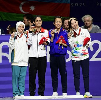 ذکیه خدادادی، ورزشکار تکواندوکار و عضو تیم پناهندگان پارالمپیک، نمادی از اراده، پایداری و الهام‌بخشی در جهان ورزش است. او در ۲۹ سپتامبر ۱۹۹۸ در هرات، افغانستان متولد شد و از کودکی با ناتوانی جسمی مواجه بود؛ او دست راست خود را از دست داده بود. با این حال، این محدودیت هرگز او را از پیگیری آرزوهایش باز نداشت. ذکیه خدادادی در سن ۹ سالگی به تکواندو علاقه‌مند شد، ورزشی که در آن نیاز به تجهیزات کمی وجود داشت و تمرکز زیادی بر قدرت درونی داشت. مربی ذکیه که خود نیز دارای ناتوانی جسمی بود، او را به این رشته ورزشی معرفی کرد و به مدت ده سال مربیگری او را بر عهده داشت. او به ذکیه الهام داد که علی‌رغم محدودیت‌های جسمی‌اش، می‌تواند در این رشته موفق شود و اینچنین بود که ذکیه قدم در مسیری گذاشت که او را به یکی از چهره‌های برجسته ورزشی در جهان تبدیل کرد.