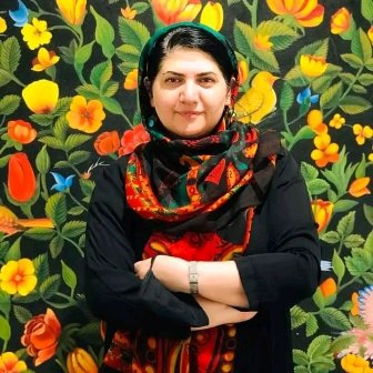 ایمان خلیف، به‌عنوان یک زن بوکسور از الجزایر، با زبان و فرهنگی که متعلق به کشورهای شمال آفریقا، مسلمان و عرب است، با بسیاری از چالش‌ها دست و پنجه نرم می‌کند. او به‌عنوان نمادی از مقاومت و تلاش برای شکستن این کلیشه‌ها و تبعیض‌ها ابتدا دست و پنجه نرم می‌کند. ورزش، به‌ویژه در سطوح بین‌المللی، می‌تواند بستری برای تغییرات اجتماعی و فرهنگی باشد. ایمان خلیف با حضور خود و از همه مهم‌تر چالش‌هایی که بر سر اندام و قدرت او وجود دارد، می‌تواند در این عرصه به تغییراتی جدید کمک کند. رفتارهای زن‌ستیزانه نیز در این میان به چاشنی برخی از این چالش‌ها در کنار مسائل سیاسی تبدیل می‌شود. متأسفانه، چنین رفتارهایی پدیده‌ای رایج است که به‌طور مکرر بروز می‌کند و می‌تواند تأثیرات منفی عمده‌ای بر زنان، به‌ویژه آن‌هایی که در عرصه‌های عمومی و بین‌المللی فعالیت می‌کنند، داشته باشد. برگزاری برنامه‌های آموزشی و آگاهی‌رسانی درباره تبعیض‌های جنسیتی و تأثیرات منفی آنها بر جامعه می‌تواند به کاهش رفتارهای زن‌ستیزانه کمک کند.