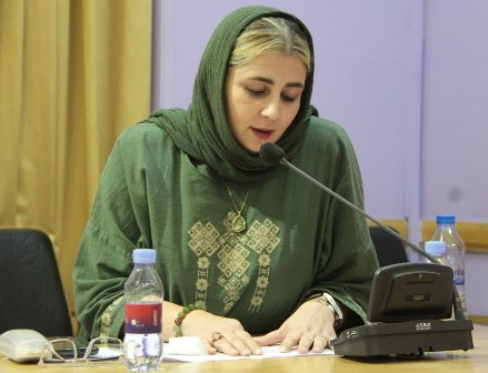 گفته می‌شود که رسانه‌ها در اختیار مردان سفیدپوست طبقۀ متوسط دگرجنس‌خواه است و بازنمایی‌های رسانه‌ای از جانب این گروه مطرح می‌شود. درباره کلیشه‌های جنسیتی، به کلیشه‌هایی که در خصوص مردان و زنان وجود دارد و آن‌ها را در تضاد و تقابل با یکدیگر نشان می‌دهد و به عبارتی زنان و مردان را از هم تفکیک می‌کند