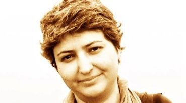 این روزها باور به وعده ها اصلا آسان نیست. بیش از یک ماه پیش بود که مسئولان زندان در خصوص دسترسی به کفش کتانی برای زمان ورزش وعده هایی دادند. مبنی بر اینکه می شود فقط برای زمان ورزش کفش کتانی در دسترس باشد. بچه ها هم بر اساس نمره پا به فروشگاه زندان کفش کتانی سفارش دادند، اما هنوز با گذشت بیش از یک ماه خبری از کفش کتانی نیست. یکی از کارمندان اداره کل زندان ها در این باره توضیح داد که کفش ورزشی چون خطر فرار را ایجاد می کند، محدودیت دارد. می گفت چرا بچه ها با همان دمپایی یا با پای برهنه روی آسفالت ورزش نمی کنند.