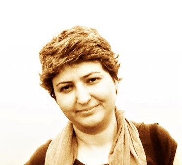این روزها باور به وعده ها اصلا آسان نیست. بیش از یک ماه پیش بود که مسئولان زندان در خصوص دسترسی به کفش کتانی برای زمان ورزش وعده هایی دادند. مبنی بر اینکه می شود فقط برای زمان ورزش کفش کتانی در دسترس باشد. بچه ها هم بر اساس نمره پا به فروشگاه زندان کفش کتانی سفارش دادند، اما هنوز با گذشت بیش از یک ماه خبری از کفش کتانی نیست. یکی از کارمندان اداره کل زندان ها در این باره توضیح داد که کفش ورزشی چون خطر فرار را ایجاد می کند، محدودیت دارد. می گفت چرا بچه ها با همان دمپایی یا با پای برهنه روی آسفالت ورزش نمی کنند.