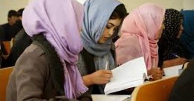اولین نفر من می‌خریدم و بعد از من شبانه و ملکه نیز می‌خریدند. هرسه تا نزدیکیهای مکتب با حباب سازهایمان حباب می‌ساختیم و در روی یکدیگرمان پف می‌کردیم. بسیار زیاد مزه می‌داد. نزدیکهای مکتب که می‌رسیدیم. حباب سازهایمان را در داخل بوتهایمان پوت (پنهان) می‌کردیم. تا بابه گک(بابای مدرسه-سرایدار) مکتب نبیند. اگر نه با چوبی که در دستهایش داشت همگی‌مان را چوبکاری میکرد. مکتب ما طوری بود که باید از هفت خوان رستم تیرمی‌شدی. خان اول را بخوبی تیر(عبور) کردیم. بعدی تلاشی بود. چند دختری که دردهان دروازه مکتب بیکهای (کیف) ما وتمام بدن ما را می‌گشتند. فقط ما انتحاری باشیم! خب به هر حال این از جمله قوانین مکتب بود. از این هم به خوبی گذشتیم وارد حویلی کلان (حیاط بزرگ) مکتب شدیم. که سرمعلم صاحب (ناظم مدرسه)ناجیه جان پیدا شد و من را صدا زد.