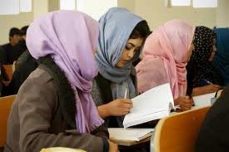 اولین نفر من می‌خریدم و بعد از من شبانه و ملکه نیز می‌خریدند. هرسه تا نزدیکیهای مکتب با حباب سازهایمان حباب می‌ساختیم و در روی یکدیگرمان پف می‌کردیم. بسیار زیاد مزه می‌داد. نزدیکهای مکتب که می‌رسیدیم. حباب سازهایمان را در داخل بوتهایمان پوت (پنهان) می‌کردیم. تا بابه گک(بابای مدرسه-سرایدار) مکتب نبیند. اگر نه با چوبی که در دستهایش داشت همگی‌مان را چوبکاری میکرد. مکتب ما طوری بود که باید از هفت خوان رستم تیرمی‌شدی. خان اول را بخوبی تیر(عبور) کردیم. بعدی تلاشی بود. چند دختری که دردهان دروازه مکتب بیکهای (کیف) ما وتمام بدن ما را می‌گشتند. فقط ما انتحاری باشیم! خب به هر حال این از جمله قوانین مکتب بود. از این هم به خوبی گذشتیم وارد حویلی کلان (حیاط بزرگ) مکتب شدیم. که سرمعلم صاحب (ناظم مدرسه)ناجیه جان پیدا شد و من را صدا زد.