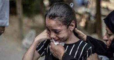 کودکان جنگ‌زده نه‌تنها در معرض خطر مرگ و جراحت هستند، بلکه با آثار روانی طولانی‌مدت نیز دست‌وپنجه نرم می‌کنند. اضطراب، افسردگی، کابوس‌های شبانه و ترس دائمی از مرگ از جمله مشکلات رایج این کودکان است. آن‌ها اغلب شاهد از دست دادن اعضای خانواده و دوستان خود هستند که این تجربه‌ها برایشان به شدت دردناک است. تروماهای تلخ در دوران کودکی تأثیرات عمیق و بلندمدتی بر روان و رفتار فرد می‌گذارند. این تجربیات دردناک می‌توانند شامل سوءاستفاده جسمی، جنسی، بی‌مهری، جنگ، یا از دست دادن اعضای خانواده باشند. کودکان به دلیل عدم توانایی در درک و مقابله با این رویدادها، ممکن است دچار مشکلات روانی چون اضطراب، افسردگی، اختلال استرس پس از سانحه (PTSD) و کاهش اعتماد به نفس شوند.