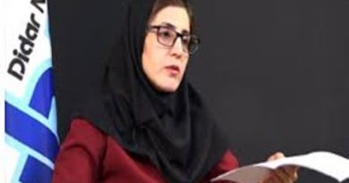 پزشکی شدن بیش از همه بدن زنانه را هدف قرار داده است. تمایل پزشکی به پاتولوژیزه کردن رویدادهای طبیعی زندگی تا حالات طبیعی بدن زنان جلوه بارزی از پزشکی شدن بدن زنانه است. حالا نه تنها علایم پیش از قاعدگی، بارداری، زایمان و یائسگی بلکه پستان کوچک، لابیا مینور بلند، فقدان بکارت، تغییرات پیری و عدم مطابقت با استانداردهای نوظهور زیبایی همه بیماری تلقی می شوند و به مثابه یک پاتولوژی با آنها برخورد می شود. با تمایل پزشکی به بیمارانگاری زنان و برساخت آنها به عنوان موجودیت ضعیفی که همواره نیازمند مراقبت و درمان است،  درعصر مدرن، اساساً زن بودن یک بیماری است.