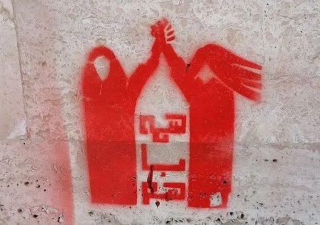 بيانيه اعتراضي بيش از 300 تن از كنشگران زن و فعالان مدني در مورد مصوبه اخير مجلس درباره حجاب و عفاف مجلس دوازدهم كه با كمترين آراء مشاركت مردم در تاريخ انتخابات مجلس تشكيل شده، درحالي لايحه 74 مادهاي را به بهانه «عفاف و حجاب» تصويب كرده كه مداخله حكومت در امر پوشش زنان از نظر اكثريت مردم امري مشروع و قابل قبول نيست و عقل جمعي ايرانيان امروز از پسِ تجربه رنجآور تاريخي، پوشش زنان را امري شخصي قلمداد ميكند. بهطوري كه بر اساس پيمايش ارزشها و نگرشهاي ايرانيان كه در سال 1402 توسط مراكز دولتي انجام شده، 84 درصد مردم ايران ـ چه آنان كه معتقد به حجاب هستند و چه آنان كه نيستند ـ مخالف مداخله دولت در اين حوزه هستند. اما به نظر ميرسد اين مصوبه، صرفاً حجاب و عفاف را بهانه كرده تا اساس رابطه «دولت – شهروند» را به ساختار «حاكم – محكوم» تغيير داده و نهادينه سازد. سيستم «امنيتي – نظارتي» كه اين «قانون» بر جامعه حاكم ميكند، نه تنها زندگي شخصي بسياري از مردم بهويژه زنان را تحت نظارت و كنترل خود ميگيرد بلكه روابط شهروندان با يكديگر را نيز به روابطي پر از سوءظن و ترديد و بياعتمادي تنزل ميدهد. نتيجهاش، فروپاشيِ همبستگي اجتماعي است كه لازمه تداوم سلامت يك جامعه است. اجراي اين مصوبه و اختصاص منابع مالي فراوان براي پيشبرد اهداف آن از بودجه عمومي كشور، آشكارا درآمدزايي براي اقليتي كمشمار يعني «كاسبان حجاب» را تضمين ميكند و در عوض سايه شوم بيثباتي و ناامني را بر كسب و كار اكثريتي از مردم (از يك مغازهدار ساده تا يك كسب و كار فرديِ اينستاگرامي تا شركتهاي بزرگ استارتاپي و...) ميگستراند. گستردن سايه بيثباتي و ناامني بر سر معيشت مردم و نيز بر زندگي نيمي از جمعيت ميتواند كل آينده را در برابر چشم جامعه مبهم و تيرهوتار نمايد و روانِ جامعه را دچار پريشاني سازد. چنين «قانوني» نه تنها باعث رشد «كاسبان حجاب» در اشكال مختلف از جمله «درآمدزايي از طريق امر به معروف» ميشود بلكه ميتواند امكان گسترش رذايل و «منكر»هاي ريز و درشت از جمله «اخاذي براي گزارش ندادن»، «رواج تسويه حسابهاي شخصي به اين بهانه» و... را فراهم كند و جامعه ايران را به سراشيبي سقوط اخلاقي سوق دهد. براي نمونه همانطور كه همه پژوهشهاي علمي نشان ميدهد همواره يكي از دلايل سوءاستفاده جنسي از زنان، وجود روابط نابرابر قدرت ميان زنان و مردان در حوزههاي گوناگون بوده است، اين درحالي است كه اين «قانون» به تعميم رابطه نابرابر قدرت ميان شهروندان در «حوزههاي جديد» ميانجامد. براي مثال رابطه نابرابر را حتا در سطح روابط ميان «راننده تاكسي اينترنتي و مشتري زن» ميگستراند. اما مهمتر از همه، اين «قانون» بنيادِ حق انتخاب را از شهروندان بهويژه زنان در زندگي شخصيشان ميربايد. بيشك «حق انتخاب» كه برخي آن را «حق طبيعي» و برخي ديگر «حقي خدادادي» تعريف ميكنند اگر از انسان ستانده شود نه تنها كرامت انساني افراد، بلكه ضرورتِ «دين» را نيز زير سوال ميرود. چرا كه اگر قرار بود انسانها بدون برخورداري از «حق انتخاب» به دنيا بيايند، ديگر «هدايت» و «ايمان» و بسياري از خصايص انساني ديگر معنا و مفهوم خود را از دست ميداد. زيرا اعتبار همه اين مفاهيم در زندگي بشر در سايه «حق انتخاب» انسانهاست كه معنا مييابد. اما گويا يك اقليتِ كوچكِ «خودخدابين» ميخواهند نه تنها حق طبيعي و خدادادي زنان را كه سالهاست از آنان سلب شده، در ساختاري جديد و در مقياسي گسترده تداوم بخشند بلكه تصميم گرفتهاند خود را جاي خداوند بنشانند و «كليددار بهشت و جهنم» براي همه مردم شوند تا هر زمان كه «يك كاسبِ حجاب» اراده كند بتواند با سليقه و ذهنيت خود، كسب و كار يك شهروند را تعطيل، آموزش يك دانش آموز و دانشجو را معلق، زندگي و حيات يك شهروند را مختل، كرامت و عزت نفس يك نفر ديگر را نابود، و تن و بدن زنان را به زنجير و تحقير بكشاند. از اين رو ما امضاءكنندگان اين بيانيه به دلايل بيشمار كه امكان طرح همهي آنها در اين مختصر نيست، مصوبه اخير مجلس در مورد حجاب و عفاف را نه منطبق بر اصول و روح «قانونگذاري» و نه سازگار با «عقل جمعي ايرانيان» و نه «مشروع» و «قابل اجرا» ميدانيم از اين رو «حق اعتراض» به آن را براي خود محفوظ ميداريم و از هر وسيله ممكن براي رساندن صداي خود استفاده خواهيم كرد. اسامي امضاء كنندگان به ترتيب حروف الفبا: آتنا کامل آذر توكلي آذين موحد آرزو فاعلی آرمیتا آتشباند آريا ميرنيام آزاده بی زارگیتی آزاده خرازي آزاده دواچي آزاده صالحی آزاده فرقانی آسیه علی نژاد آمنه رضایی آيدا سعادت ابوالفضل غسالي احسان حکیمی احمد بخارایی احمد پورمندی احمد خالق نژاد طبري اسدالله فخيمي اسما صارمی اشرف فهيمي اشرف ميرهاشمي اعطوالسادات ھاشمی اعظم اکبرزاده اعظم خاتم اعظم دهقان منشادي افخم صباح افسانه عسگری اكبر دانش سرارودي اكرم احقاقي الهام بروجردي الھام ذاکری امیرمصدق کاتوزیان ایمان واقفی بابک دربیکی بنفشه جمالی بھاره بشارتی بھاره بیات بھزاد آزاد بھناز فرمانبر بهناز مراد پارسا نصیری پارمیدا عطاری پرستو اله یاری پرستو سرمدی پرستو فروھر پروانه آل بویه پروین ضرابی پروین فھیمی پريسا شكورزاده پریسا مختاباد پگاه پزشکی پونه بریرانی پیموده باران ثریا عزیزپناه ثمر فاطمی ثمین چراغی ترانه يلدا تكتم بهرامي تھمینه مردانی جواد موسوي خوزستاني حاجیه فلاح حسن اکبری نیا حسن بديعي حميد جليلزاده حمید سوری حمیده ابراھیمی حوري خانپور خدیجه مقدم داراب هاشمي داوود عباسي رحمت الله جھاندار رحيم قميشي رخشان بنی اعتماد رزیتا شرف جھان رستا راستين راد رضا سبحانی رضا فانی یزدی رضوانه عاشوری روحی افسر رويا صحرايي رھا ثابت سروستانی ریحانه صارمی زھرا اشعری زھرا اصغری زهرا اكبرزاده زھرا افتخارزاده زھرا جعفری زھرا جمال زهرا حيدرزاده زھرا خاك نگار زھرا صنوبری زھرا مالمیر زهرا مبلغ زھرا مینويي زھره تنکابنی زھره فتوحی زھره معینی زینب بھزادفر زینب غنی زينت ايراني ژاله آزاد ژاله بورازی ژيلا بني يعقوب ژیلا خوش برش ژیلا موحد شریعت پناھی سارا زارع سارا صارمی سارا محمدی اردھالی ساناز رضايي ساناز فاتح سپیده مھرپویا سجاد درويش سحر کریمی سحر رياحي سرور ابطحي سروین جعفریان سعيد رهنما سعيد مهراقدم سعیده حسنی سمیه نصراللھی سودابه مظفري سوسن رخش سونیا غفاری سھیلا حقیقت سهيلا طهماسبي سیما نبوی سیمین مرعشی شادي حليمي شادی مکی شاھپور شھبازی شبنم خان مصدق شبنم محمدزاده شبنم موتايي شري نجفي شقایق اکبری شمس یزدانی شوکت الملوک عزیززاده شھپر بامداد شھلا فروزانفر شهلا همايوني شهره انتصاري شھناز خسروی شھناز مرادی شیرین آسا شیرین کریمی شیرين عبادي شیما قوشه شیما وزوایی شیوا مھرمنش شيرين عبادي صبری نجفی صدف صمیمی صديقه وسمقي صفا آقاجانی صفیه فاضلی طلعت تقی نیا طوبي اسفندياري طوعه ميثمي طیبه سیاوشی عالیه مطلب زاده عباس افشاری عباس پوراظهري عباس حق شناس علی اکبر سھیلی علیرضا دلپذیر علیرضا ساريخاني علي پرسان علي ميرسپاسي علي ذاكري عطيه ملك زاهدي غزال بخت آزاد غزال مرادي غزاله رنجبری غزل اسدی غزل نعیمی غنچه قوامی فاطمه ادھمی فاطمه باباخانی فاطمه برزگران فاطمه شمس فاطمه صادقی فاطمه صدقی فاطمه علمدار فاطمه كيفري فاطمه محمدي فاطمه مقدسي فاطمه موسوی ویایه فاطمه نوری پور فائزه پیمان فائزه رودگری فتانه عبدالحسینی فتح الله فلاح دار فخري محتشمي پور فرخنده جبارزادگان فردوس شیخ الاسلام فرزانه ميلاني فرزانه زمانى فرشته روشنی فرشته سلیماني فرشته طوسی فرشیده میربغدادآبادي فرشته هدايتي فرناز شعار فروغ اکبری فریده صارمی فريبا مصطفوي فريده طاھري فهيمه حسين زاده سلجوقي فیروز دانشگر فیروزه مھاجر کاملیا کرد کاوه رحمانی کوروش ھمایون پور كيوان صميمي کیوان موسوی اقدم گل خانم باقری نیا گلاله بھرامی گلیتا حسین پوراصفھانی گوھر شمیرانی لاله عنبری ليدا فاضلي لیلا حسینخانی لیلا رمضانی فر لیلی ارشد لیلی فرھادپور ليلي گلستان مانلي منوچھريان مانوش منوچھری مجيد تولايي مجيد شعرباف محبوبه حسین زاده محبوبه عصاره محمدتقي اكبرنژاد محمدرضا ميرآقايان محمدرضا نيكفر محمد کاظم متولی محمد منظرپور محمدکریم آسایش مرجان لنگرودی مرضيه برادران خسروشاهي مریم انصاری مریم باقی مريم تدين مریم جعفریه مريم دليري مریم رحمانی مریم رضایی مريم سلمان مريم غازياني مريم مجد مريم ناظري مژگان احمدیه مژگان اينانلو مسرت امیرابراھیمی مصطفا آل احمد مصطفا تنها معصومه آقاجانی معصومه شاپوری معصومه طوفان پور معصومه مظفری ملیحه محمدی منصوره خسروشاھی منصوره شجاعی منصوره مسعودی منیژه صحی مونا معافی مونا محمدزاده مھتاب محمودی مھدی سلیمانیه مھدی شریعتی مھدیه رحمتی مھدیه گلرو مهران سپهري مھرانگیز کار مهران سپهري مھرنوش علی مددی مھری مھرابادی مھسا اسداله نژاد مھسا امرآبادی مھسا خیراللھی مھسا صمدی مھناز محمدی میترا امام مینا بیگدلي مینا عزیزی مینا نادری مینو مرتاضی لنگرودی نازنین فرزان جو نازی اسکویی ناصر دانشفر ناھید مولوی ناھید میرحاج نجمه واحدی ندا میلانی نرگس حسن لی نرگس فداكار نرگس محمدي نرگس میرزانژاد نسرین اسدی نسرین ستوده نسرین طاعتیان نسيم روشنايي نشمين ويسي نگار محمدی زاده نگار نادری نگین باقری نگين شيخ الاسلامي وطني نيره توحيدي نورا مرادي نوشین احمدي خراساني نیایش دولتی نیلوفر کشمیری نیلوفر نیکسار نیما علوی وجی خوشبین وحيد ضيائي هاله باستاني هايده مغيثي هلن نصرت ھما صابری ھما قاسمی فرد