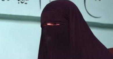 این نوشته که برای کانون زنان ایرانی ارسال شده؛ فریادی است که از دل تاریک‌ترین روزهای افغانستان برمی‌خیزد؛ صدایی جمعی از زنانی جان‌به‌لب‌رسیده که همچنان سعی می‌کنند زیر سایه‌ طالبان نفس ‌بکشند اما آینده خود را تاریک می‌بینند، از بی توجهی جهان نسبت به وضعیت زنان افغانستان رنجیده و حتی خشمگین هستند. این زنان به دلیل تهدیدهای جانی نمی‌توانند نامی از خود ببرند، اما دردشان را به ما سپرده‌اند تا بازگو کنیم.