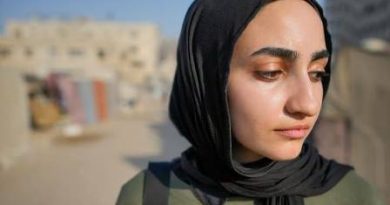 «من تلاش می‌کنم مردم جهان را در مورد آن‌چه واقعا در غزه اتفاق می‌افتد آگاه کنم، تلاش می‌کنم تسلیم این انسانیت‌زدایی نشوم، تلاش می‌کنم اجازه ندهم جنایت عادی‌ جلوه داده بشود.» نور السقا – خبرنگار