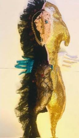 رویداد «گذر از تاریکی» درک تازه‌ای از بدن، فضا و ادراک پیش ‌نهاد؛ تجربه‌ای که می‌تواند در قالب مفاهیم ژئوپولیتیک انتقادی بازخوانی شود: نابینایی نه‌به‌مثابه کمبود بلکه به‌عنوان امکان بازآرایی نظم حواس. به‌تعبیر آرمین رسولی، که به نمایندگی از آکادمی نابینایان در رویداد شرکت داشت، تاریکی فقط فقدان نور نیست، بلکه گاهی فقدان همدلی است. «من آن مجسمه را دیدم» -جمله‌ای که مخاطب پس از لمس یک مجسمه در تاریکی به زبان می‌آورد- نشان می‌دهد که دیدن، رخدادی فراتر از حس بینایی است. 
