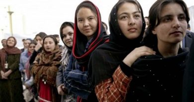 اینترنت، تنها روزنه زنان افغانستان به جهان بیرون است؛ روزنه‌ای که چندی پیش ناگهان خاموش شد و زندگی هزاران زن و دختر را در سکوت و نگرانی فروبرد.