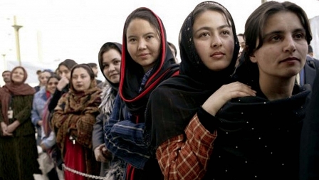 اینترنت، تنها روزنه زنان افغانستان به جهان بیرون است؛ روزنه‌ای که چندی پیش ناگهان خاموش شد و زندگی هزاران زن و دختر را در سکوت و نگرانی فروبرد.